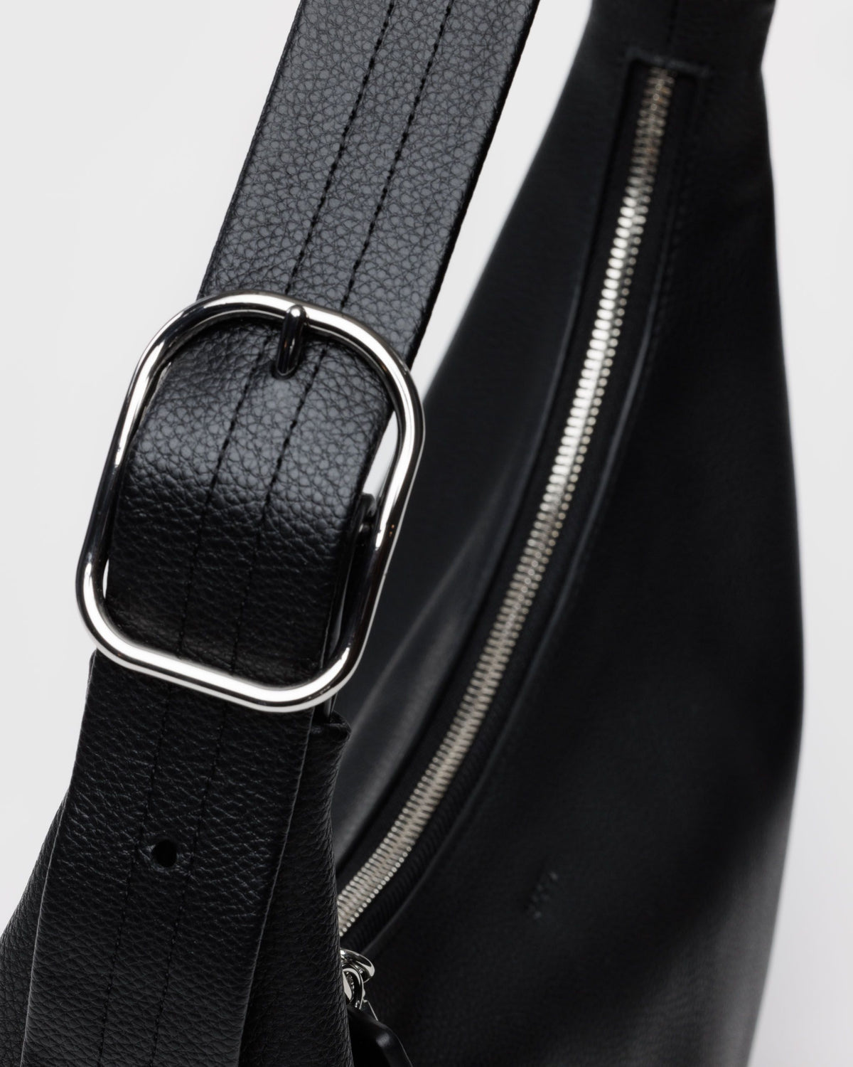 RECYCLED LEATHER SHOULDER BAG - US 2070